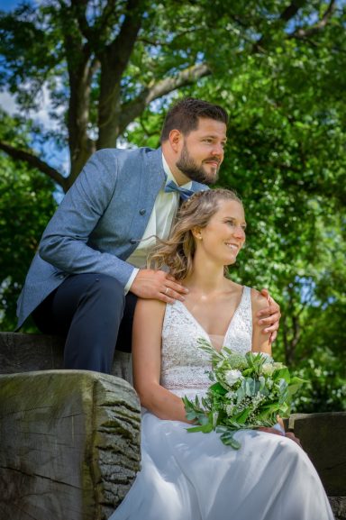 Hochzeitspaar schaut zur Seite