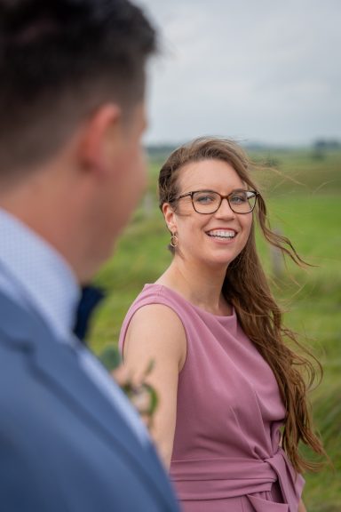 Hochzeitspaar schaut sich an